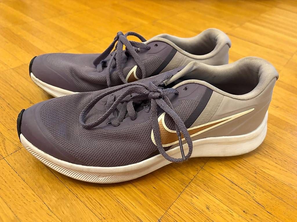 Chaussures femmes: Neuwertige Sneaker Nike Grösse 39 – D'occasion à Hedingen par inf_mjl7