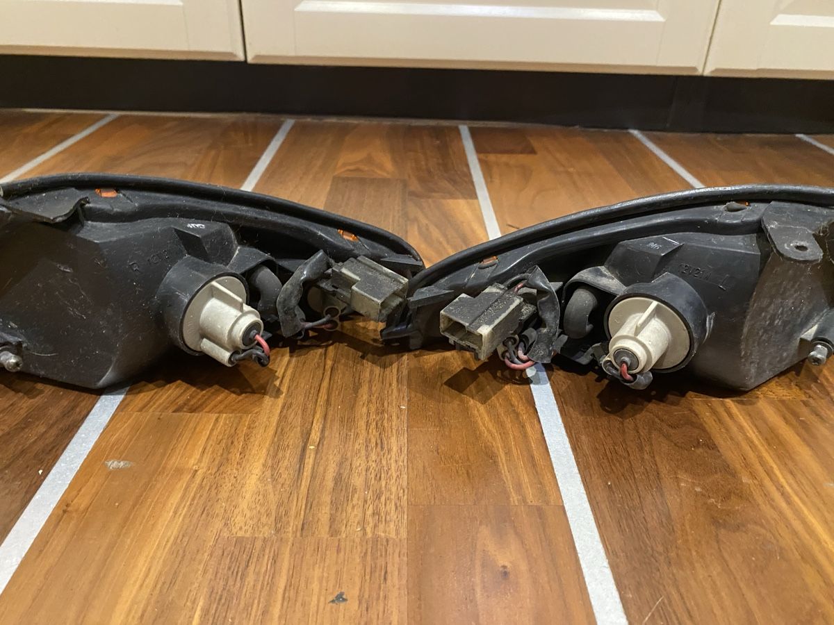 Nissan Tutti pezzi di ricambio auto: Original Nissan Skyline R32 Blinker Set Gelb – Usato da Immensee venduto da AutoTrader24 2