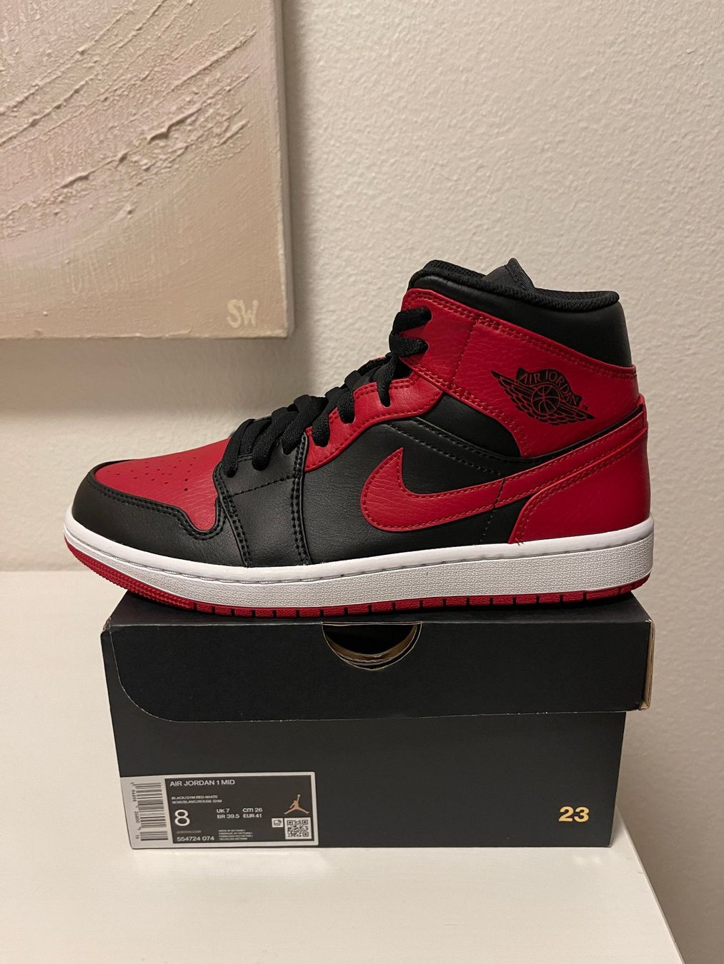 Jordan Scarpe da uomo: Jordan 1 Mid " Bred " Eu 41 – Nuovo e nell'imballaggio originale da Luzern venduto da blumentopf783