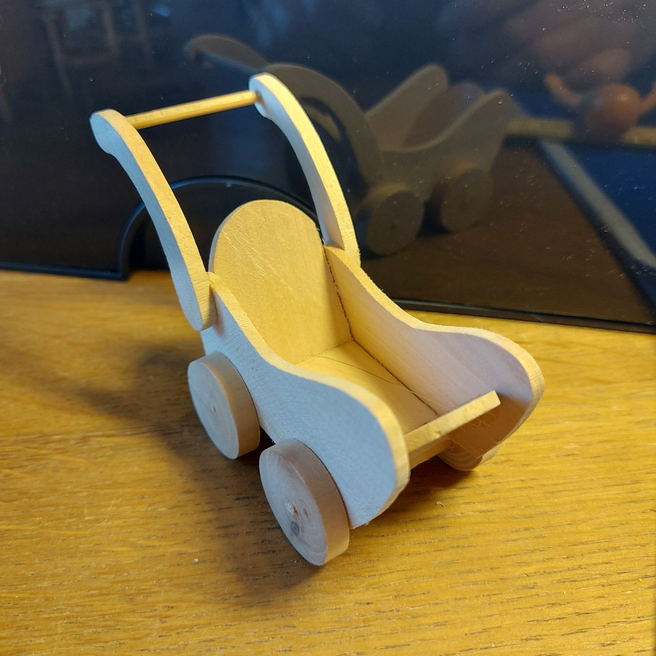 Puppenhäuser & -möbel: Puppenstuben Wagen mit Puppe – Gebraucht aus Schlieren von  9