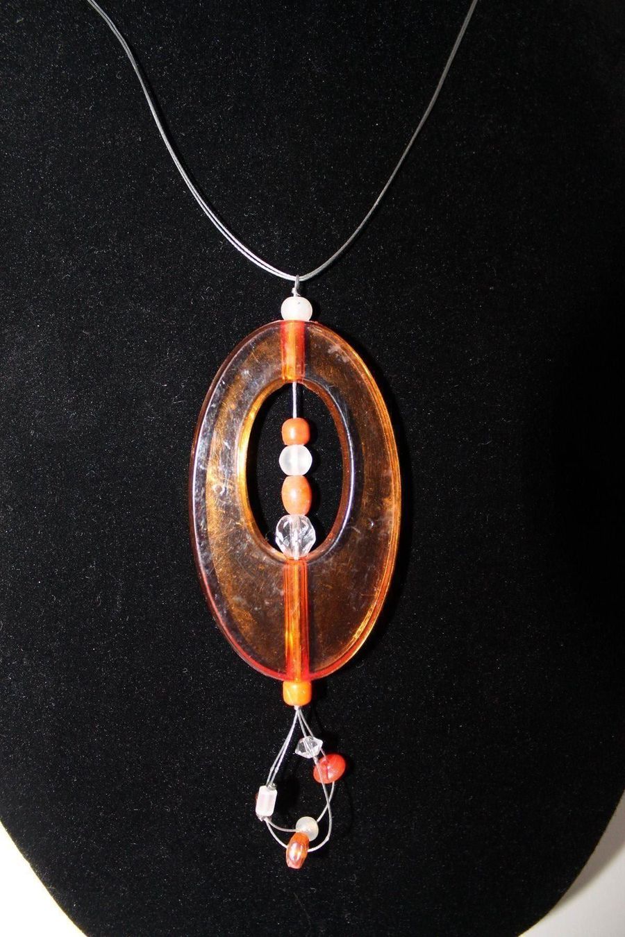 Ketten: Collier artisanal Perle orange plexi & perles de verres – Gebraucht aus Agiez von chouchanelle
