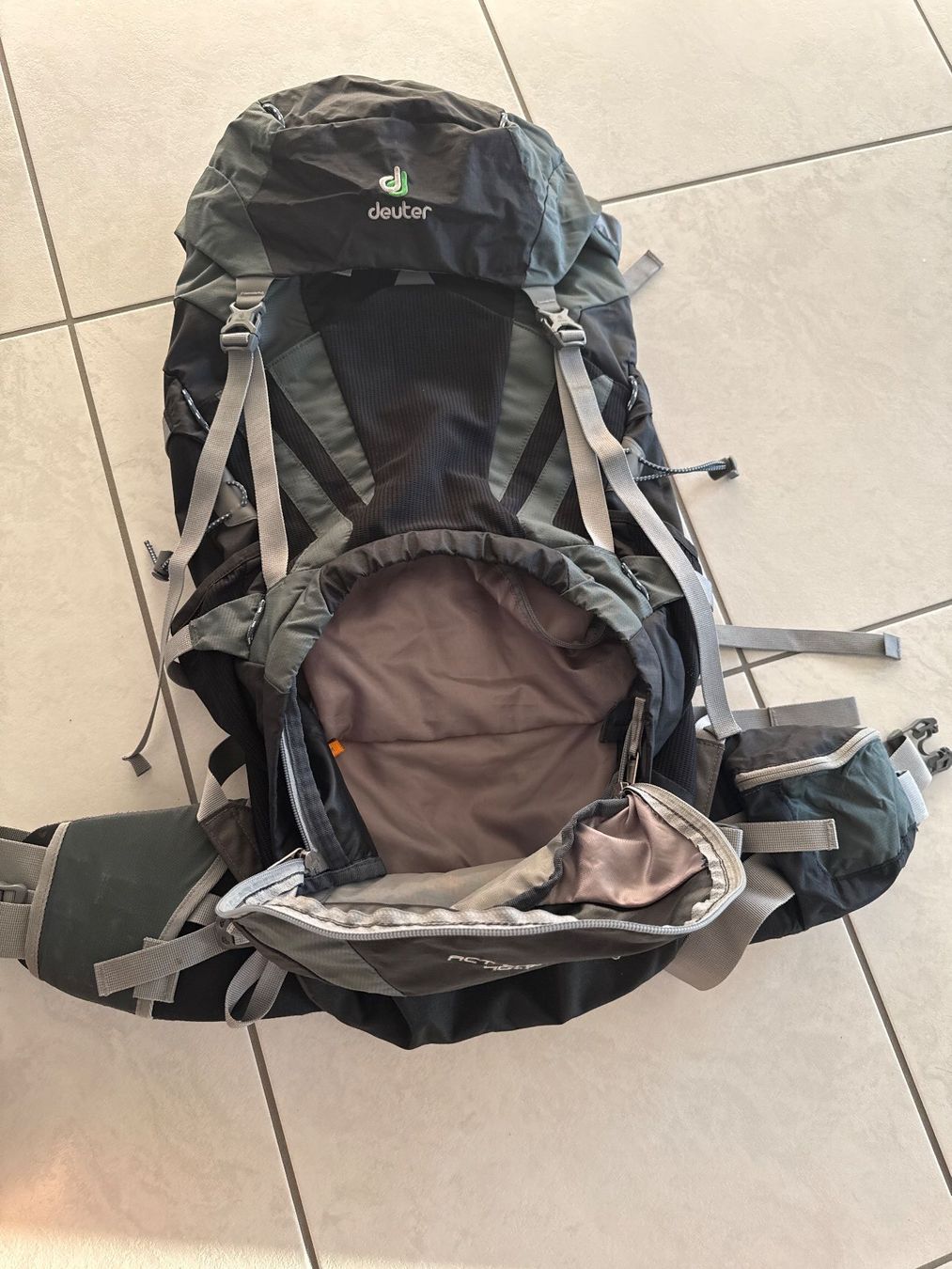 Deuter Zaini: Deuter Act Lite 40 + 10 Backpack (Rucksack) – Usato da Glattbrugg venduto da amitchaudhary82 3