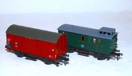 2 FLEISCHMANN  N° 5020/5000 GEDEKTEGÜTERWAGEN