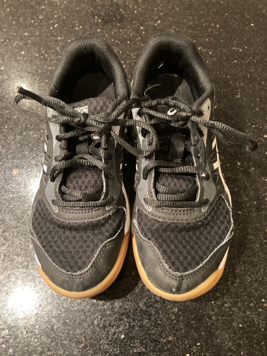 Asics Scarpe per ragazzi: Asics Indoor Schuhe, Gr. 35 – Usato da Gunzwil venduto da Heimatchochi