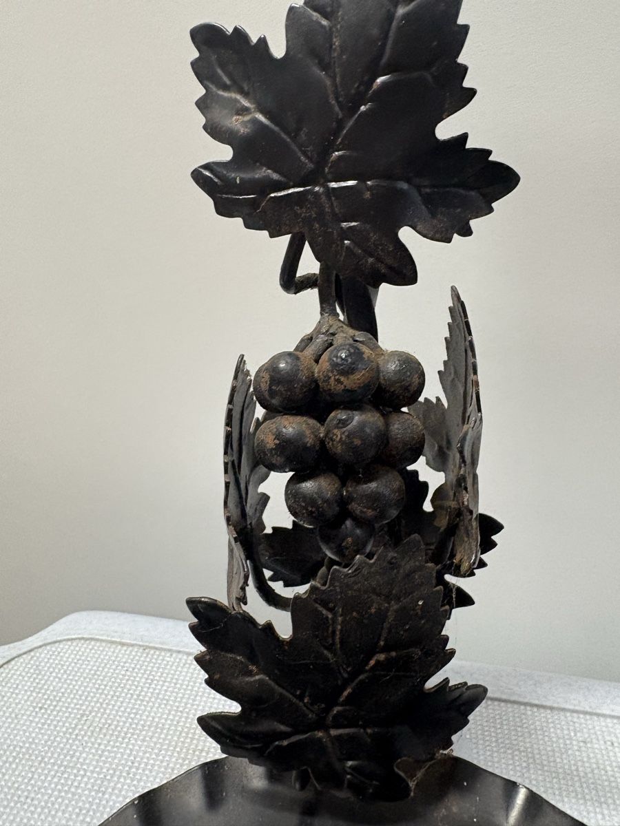 Alle Dekorationen: Charming Vintage Wine Bottle Holder with Grape Design – Gebraucht aus Seuzach von Diamand28 1