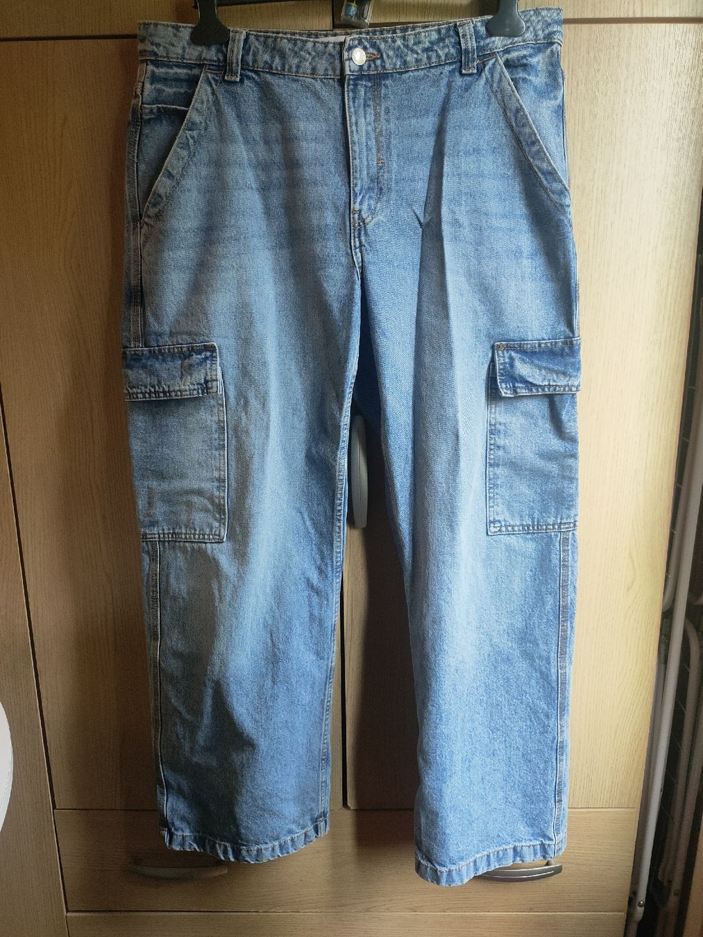 Bershka Jeans: Jean cargo bleu, taille 44 – Neu (gemäss Beschreibung) aus Lausanne von Cassandra11