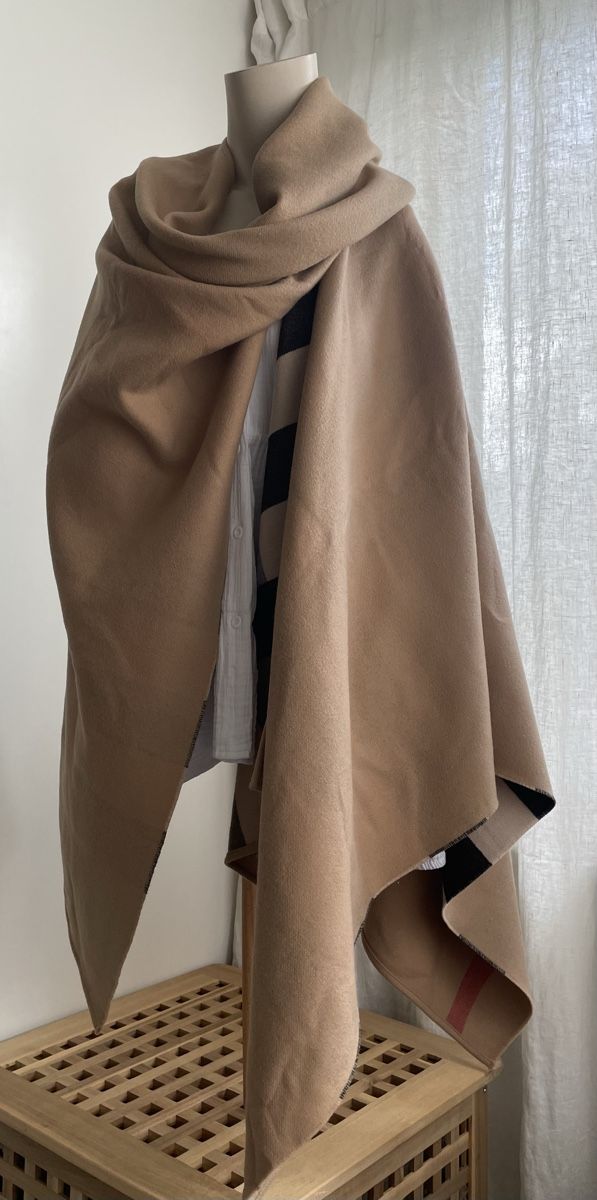 Burberry Autres vêtements & accessoires: Wunderschönes Cape von Burberry – Neuf (Voir description) à Zürich par Caracol1998 4