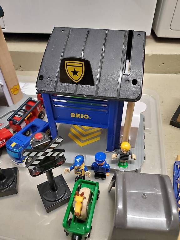 Brio Giocattoli: BRIO Eisenbahn mit Polizei und Feuerwehrstation – Usato da Rüegsauschachen venduto da AnnaG07 3