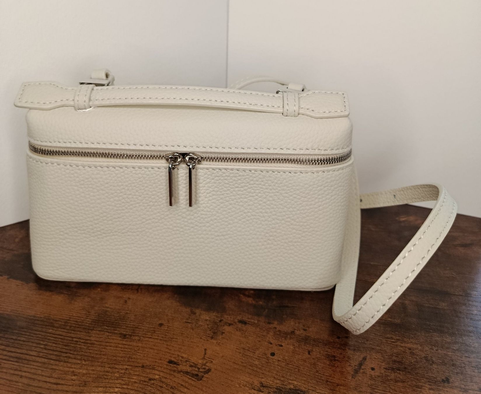 Borse da donna: Mendy Cross-Body Ledertasche Milk – Nuovo e nell'imballaggio originale da Weiach venduto da sim_8s27 3