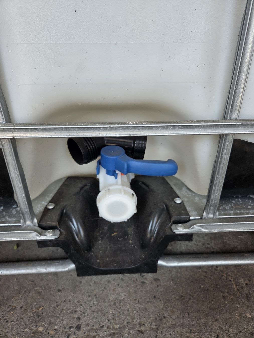 Abbeveratoi e trogoli: IBC Container 1000l mit Auslaufhahn, Wassertank – Usato da Schaffhausen venduto da Octo2 2