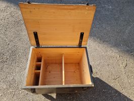 Holzkiste mit Rollen und Unterteilung