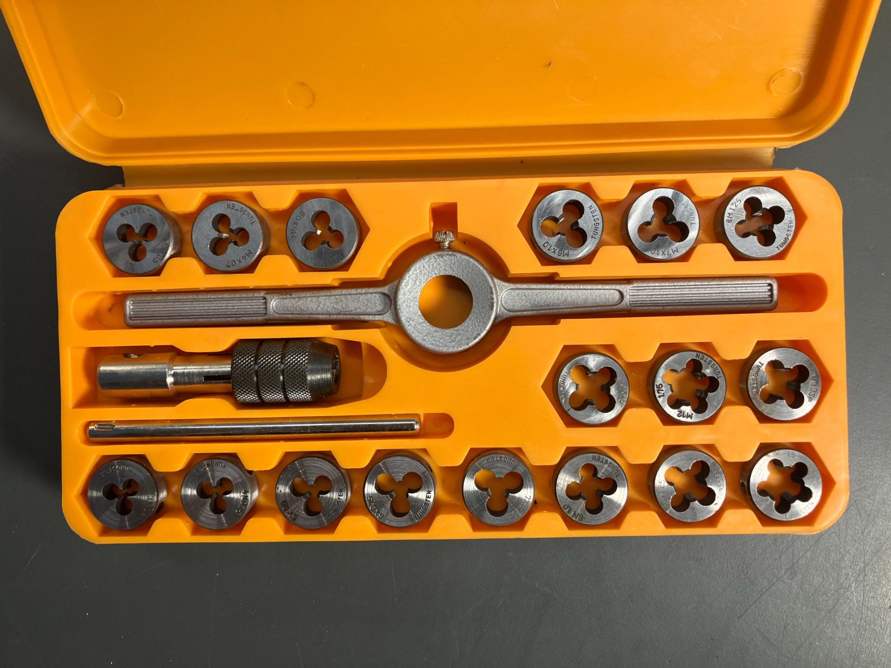 Alle Werkzeuge: 40-teiliges Gewindeschneide Set / Wolframstahl ab 1.- – Gebraucht aus Lichtensteig von Buy24International 3