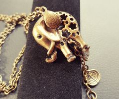 Halskette mit Elefant