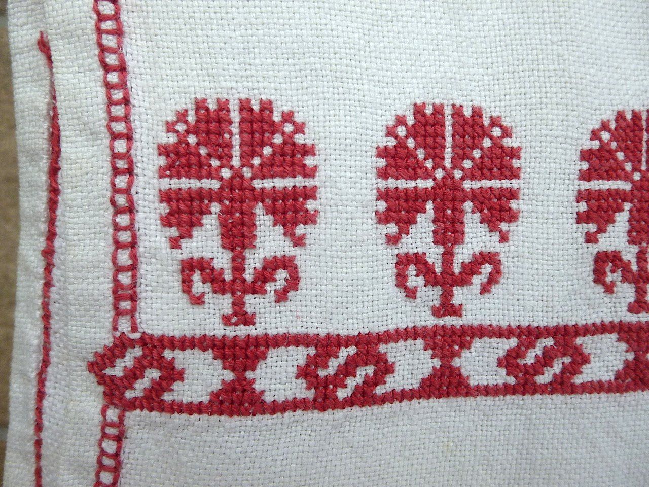 Couvertures: Couverture Nappe brodée à la main antique antike Decke – D'occasion à Montreux par Art_et_antiquites