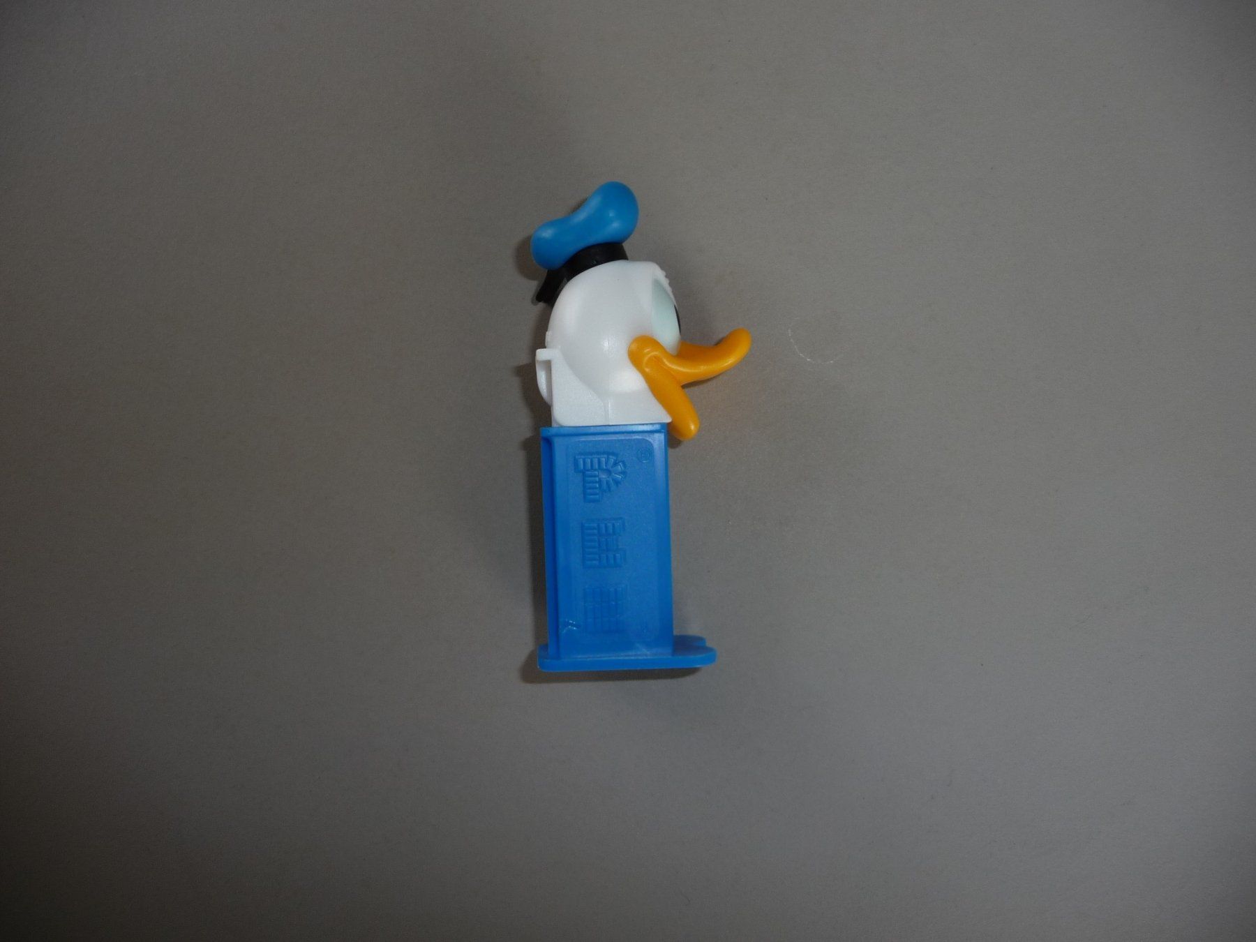Disney Statuette: Donald Duck PEZ Spender – Usato da Neftenbach venduto da sorge 2