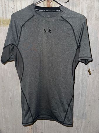 Sportshirt Under Armour grau Kurzarm Grösse S gebraucht