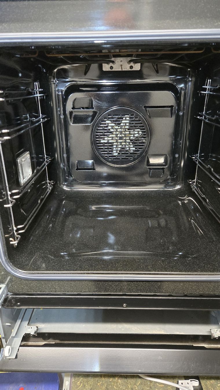 V-Zug Backöfen: V-Zug Combair V600 Einbaubackofen Nero 55cm – Gebraucht aus Rümlang von Idre 2