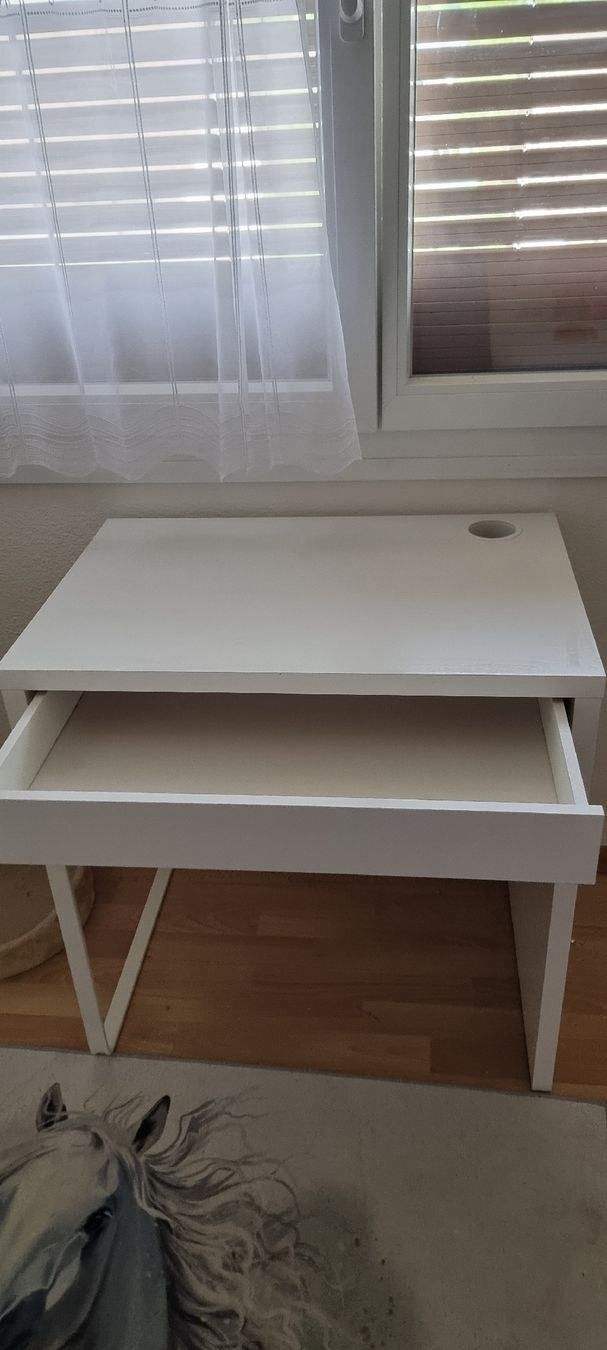 Ikea Bureaux: Schreibtisch weiss mit Schublade  – D'occasion à Binningen par her_6w9f 1