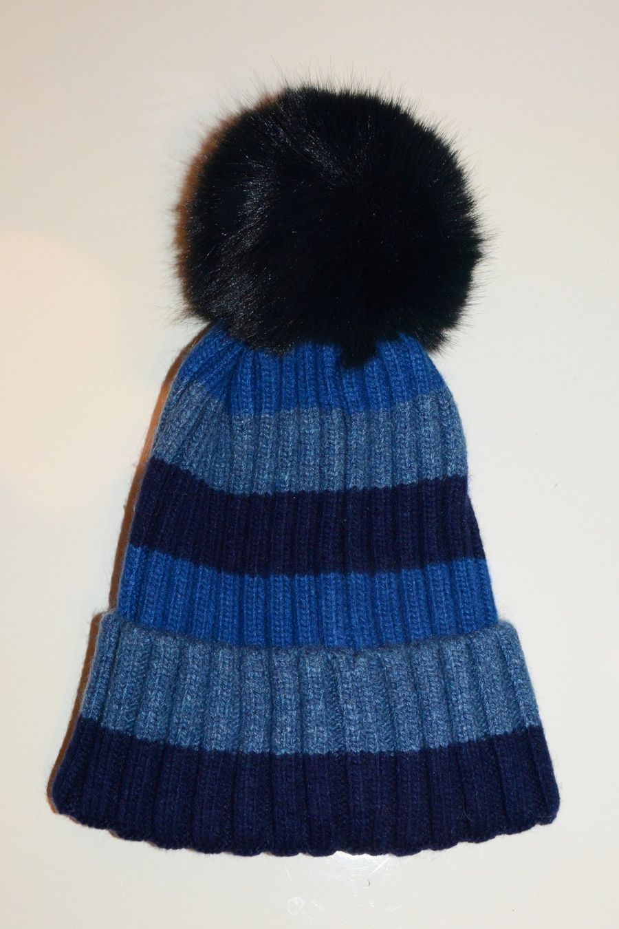 Copricapi, berretti & cappellini: Strickmütze Blockstreifen blau mit Pompon – Nuovo e nell'imballaggio originale da Luzern venduto da -gwunderchischtli- 1