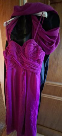 Lila Kleid mit Stola