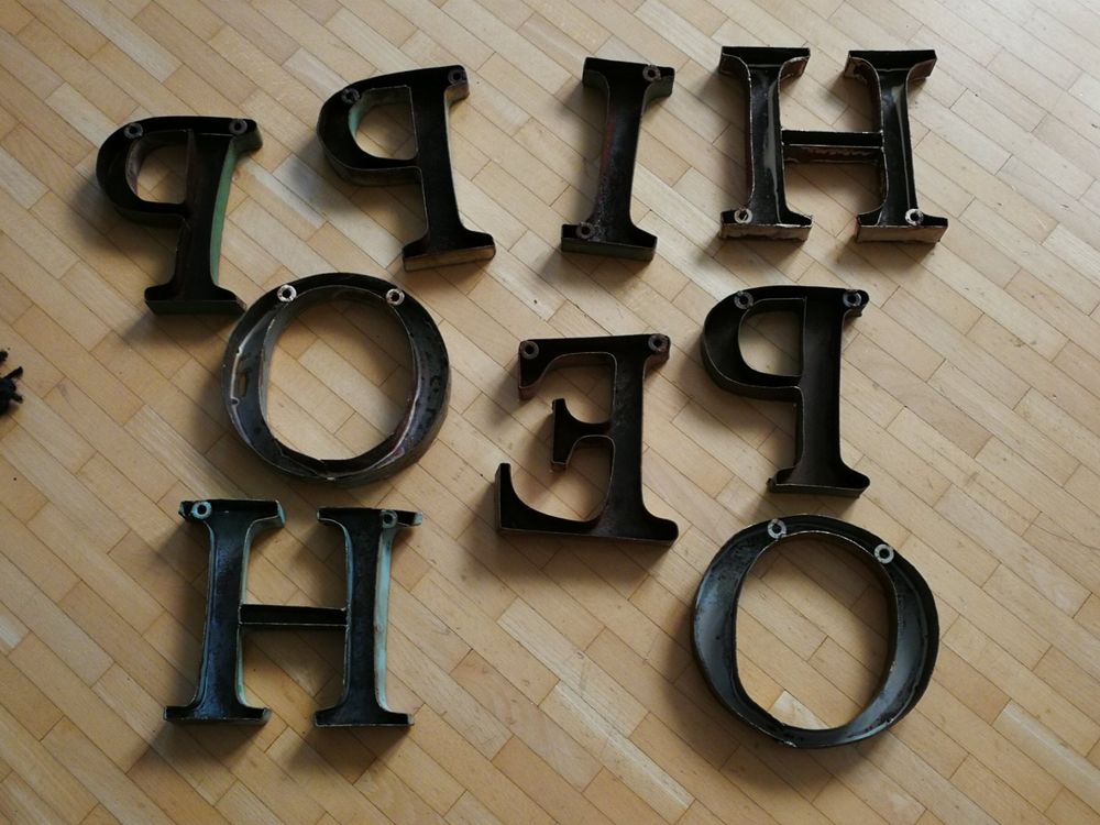 9 Alte Metall Buchstaben