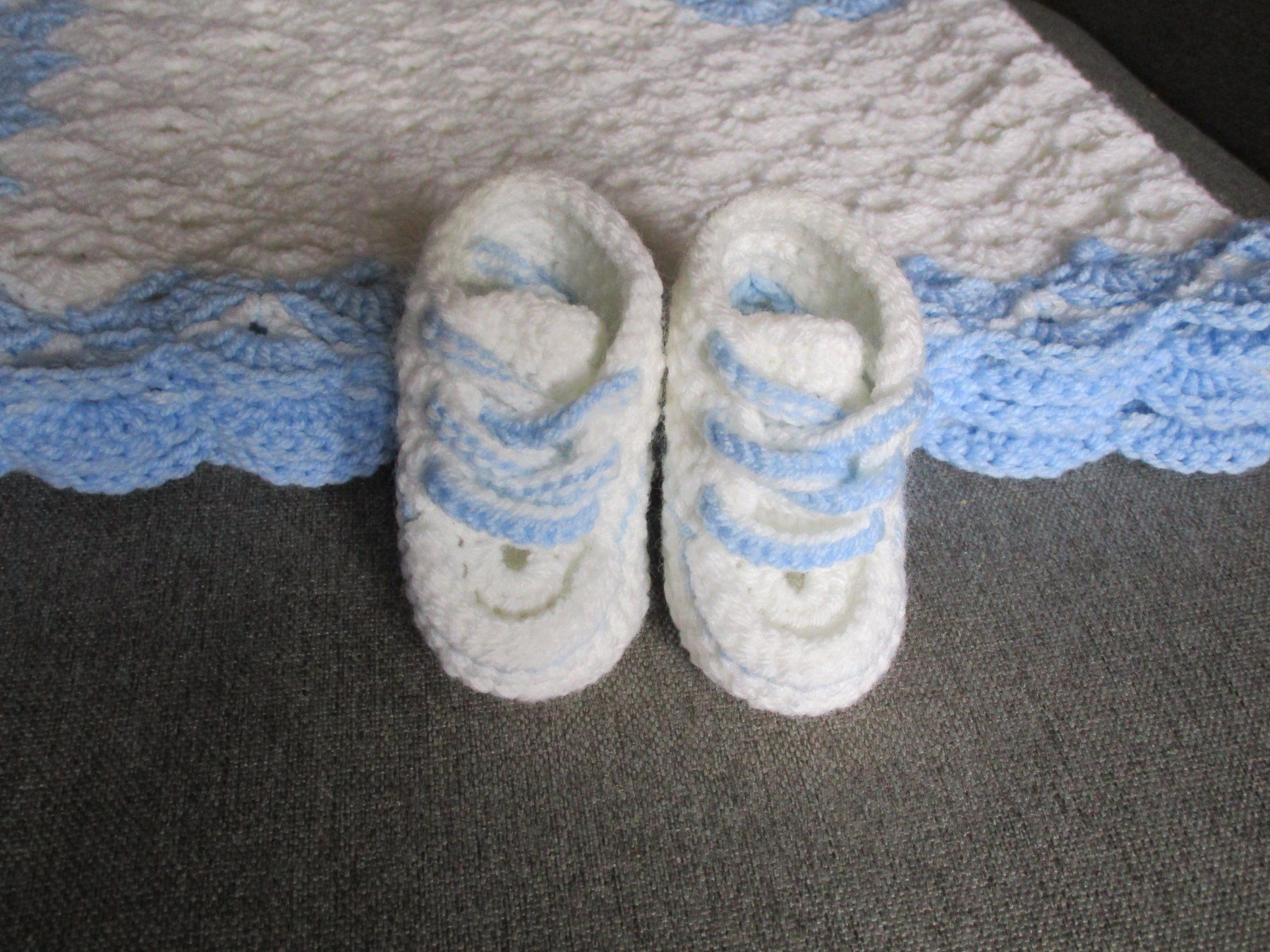 Coperte: Gehäkelt Babydecke + Babyschuhe – Nuovo (secondo la descrizione) da Leuk Stadt venduto da Simone_RZ 1