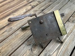 antikes Türschloss m. Messinggriff + geschmiedetem Handgriff