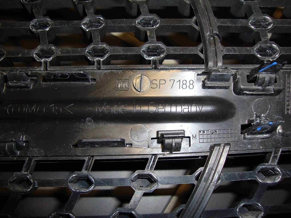 Mercedes-Benz Tutti pezzi di ricambio auto: Mercedes C-Klasse W205 Kühlergrill – Usato da Ulisbach venduto da mironebraska 3