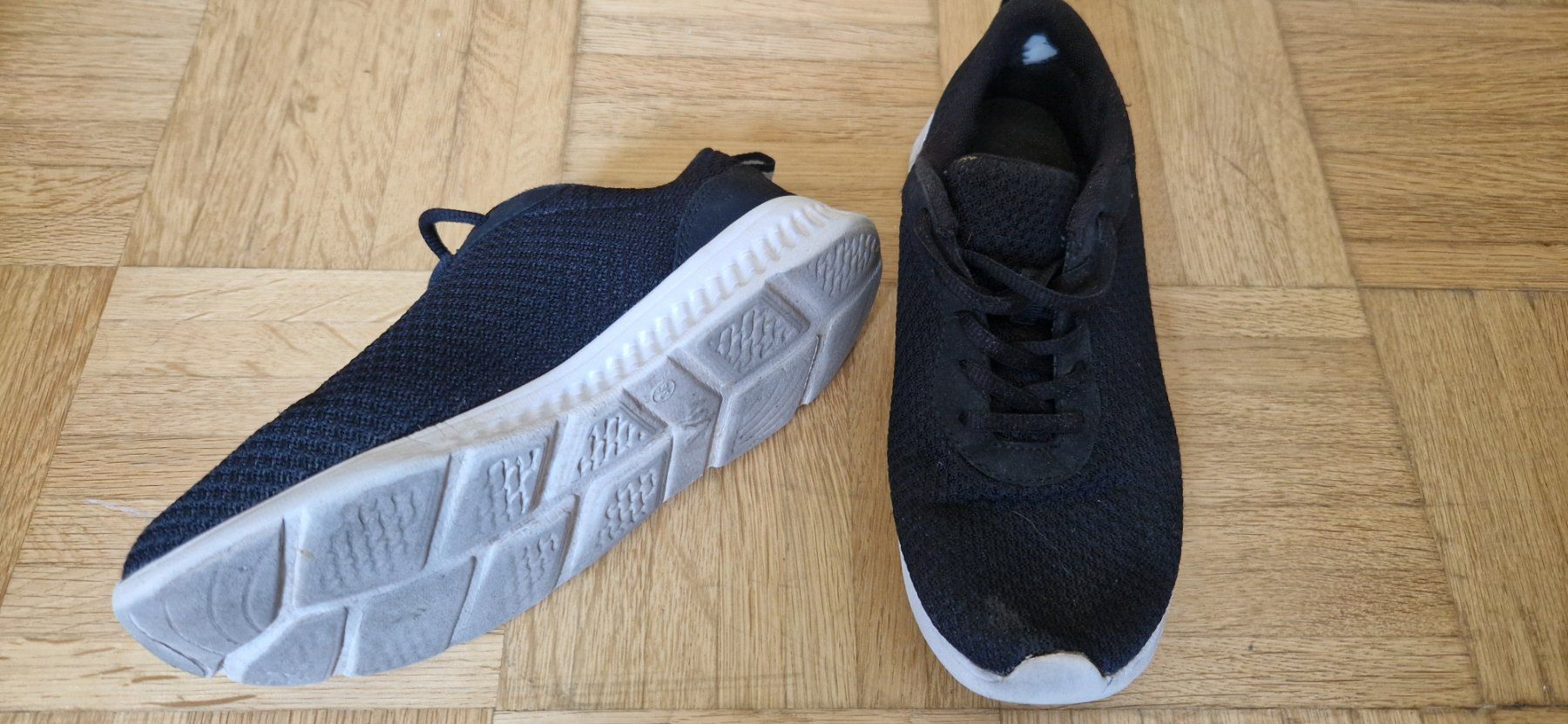 Scarpe da uomo: Sneaker, 2x schwar, 1x rot, Gr. 36 – Usato da Kriens venduto da Evelyne.borth
