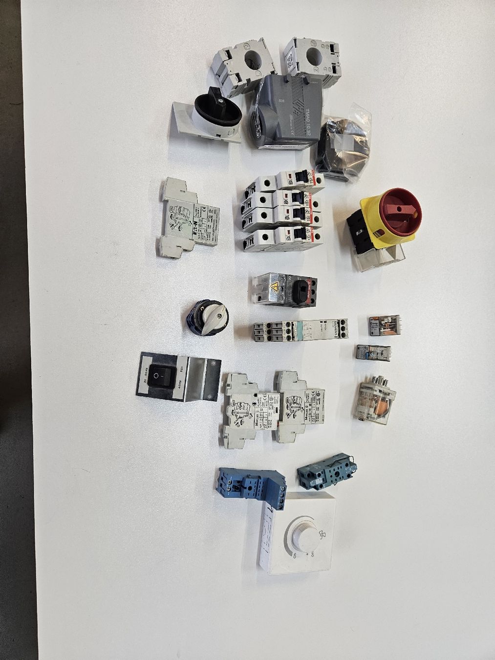 Interruttori: elektromaterial  – Usato da Regensdorf venduto da Zem003