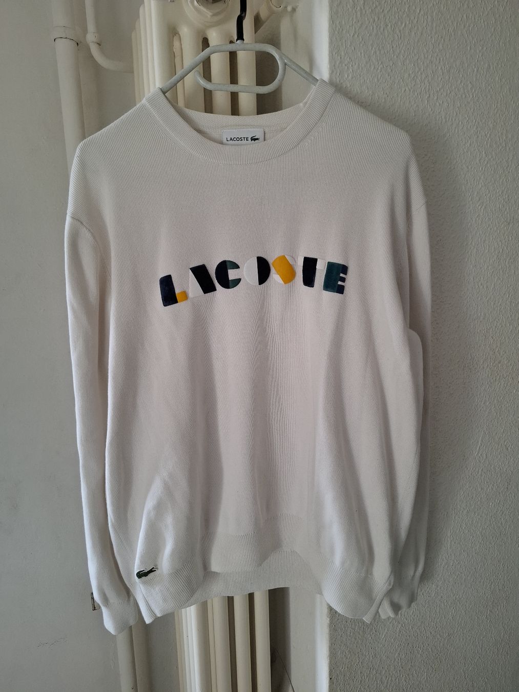 Lacoste Pulls & Sweat-shirts: Lacoste pull blanc à logo multicolore, taille L (FR 5) – D'occasion à Le Locle par sAm_2112 1