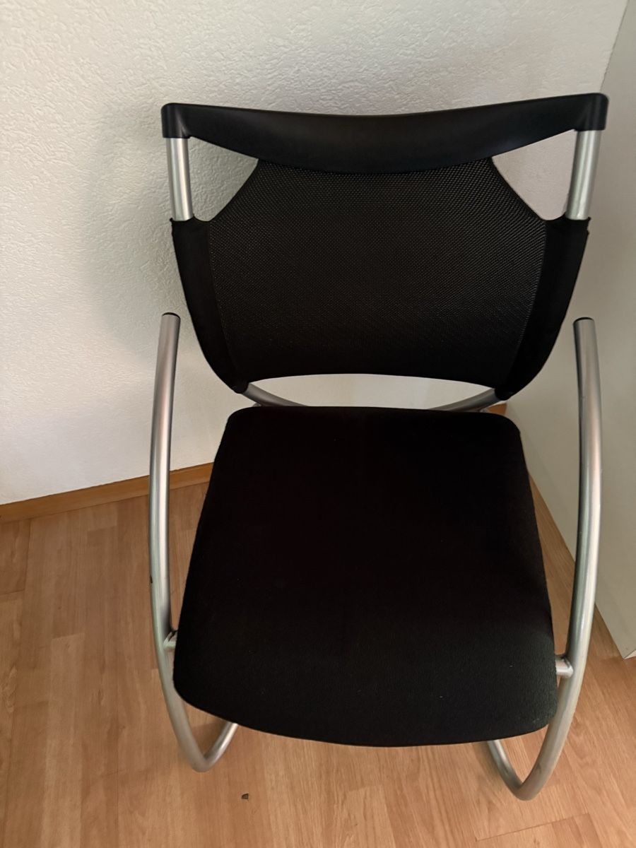 Sedie: Schwarzer Besucherstuhl INTROS, Freischwinger – Usato da Schaffhausen venduto da Pfurrisprutz 1