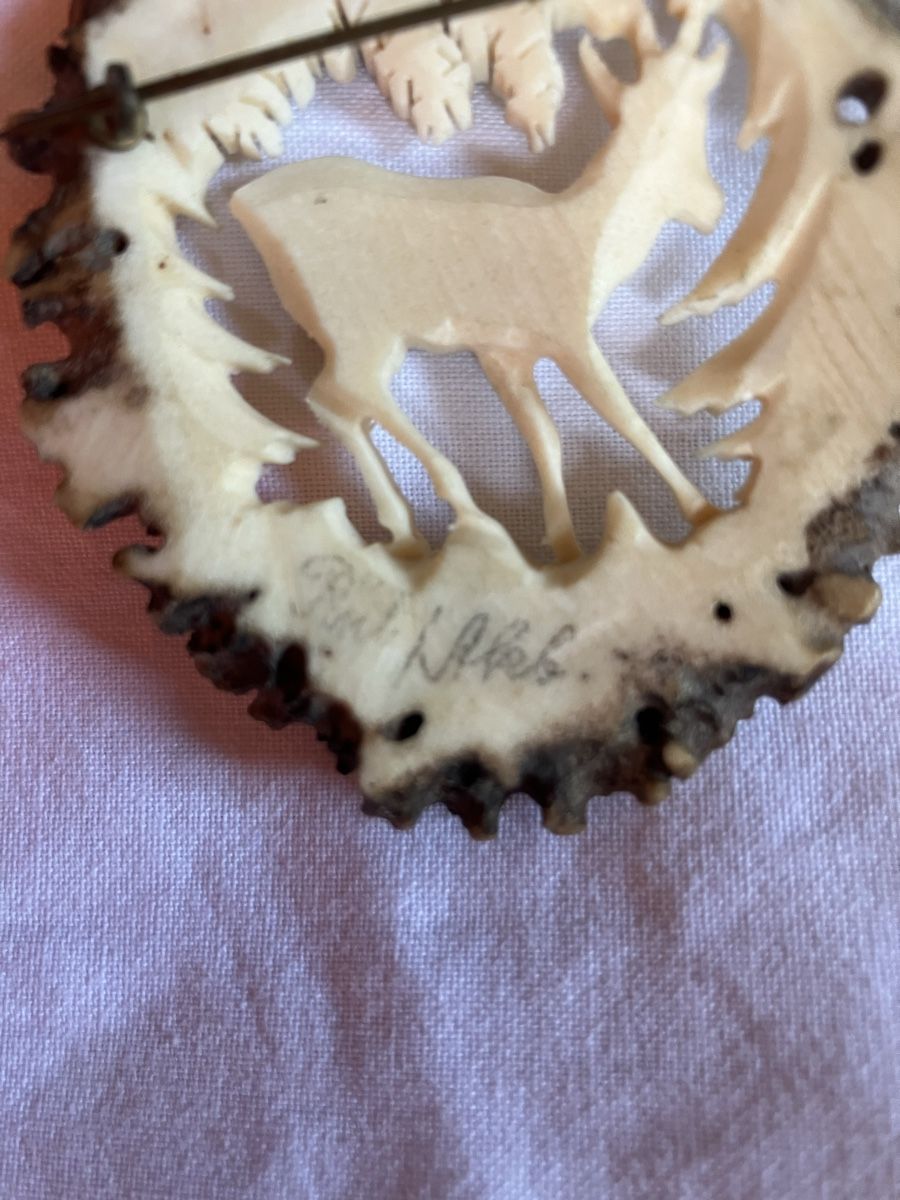 Broches & Aiguilles: Brosche handgeschnitzt aus Geweih – D'occasion à Bassersdorf par groovygremlin 2