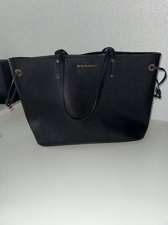 Michael Kors Tasche schwarz gross (Gebraucht) in Hägglingen für