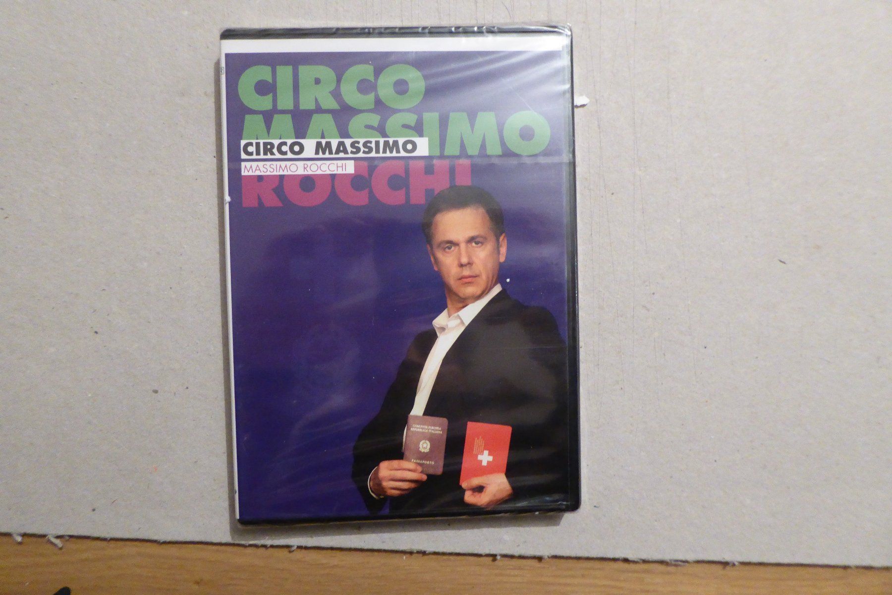 Tutti i DVDs: DVD Schweizer Comedy Massimo Rocchi OVP Circo Massimo – Nuovo e nell'imballaggio originale da Allschwil venduto da Summelsarium