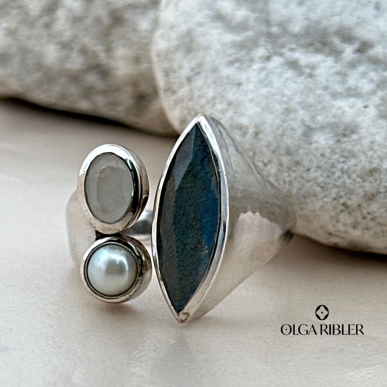 Olga Ribler Bagues: Offener Statement Ring mit Labradorit, Mondstein & Perle – Neuf (Voir description) à Luzern par byolgaribleroutlet 6