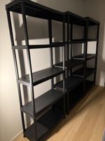3 schwarze Kunststoff-Regale – unterschiedliche Ausführungen