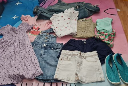 Lot vêtements fille 6 ans, robes shorts salopette