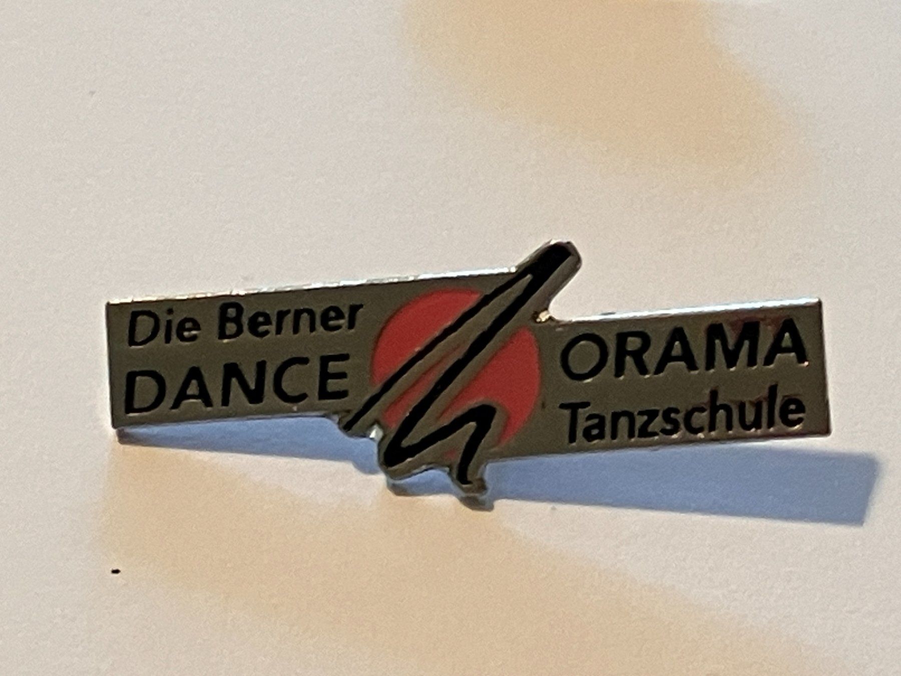 Plaketten & Abzeichen: 1 Pin Danceorama die Berner Tanzschule – Gebraucht aus Basel von djwwpp