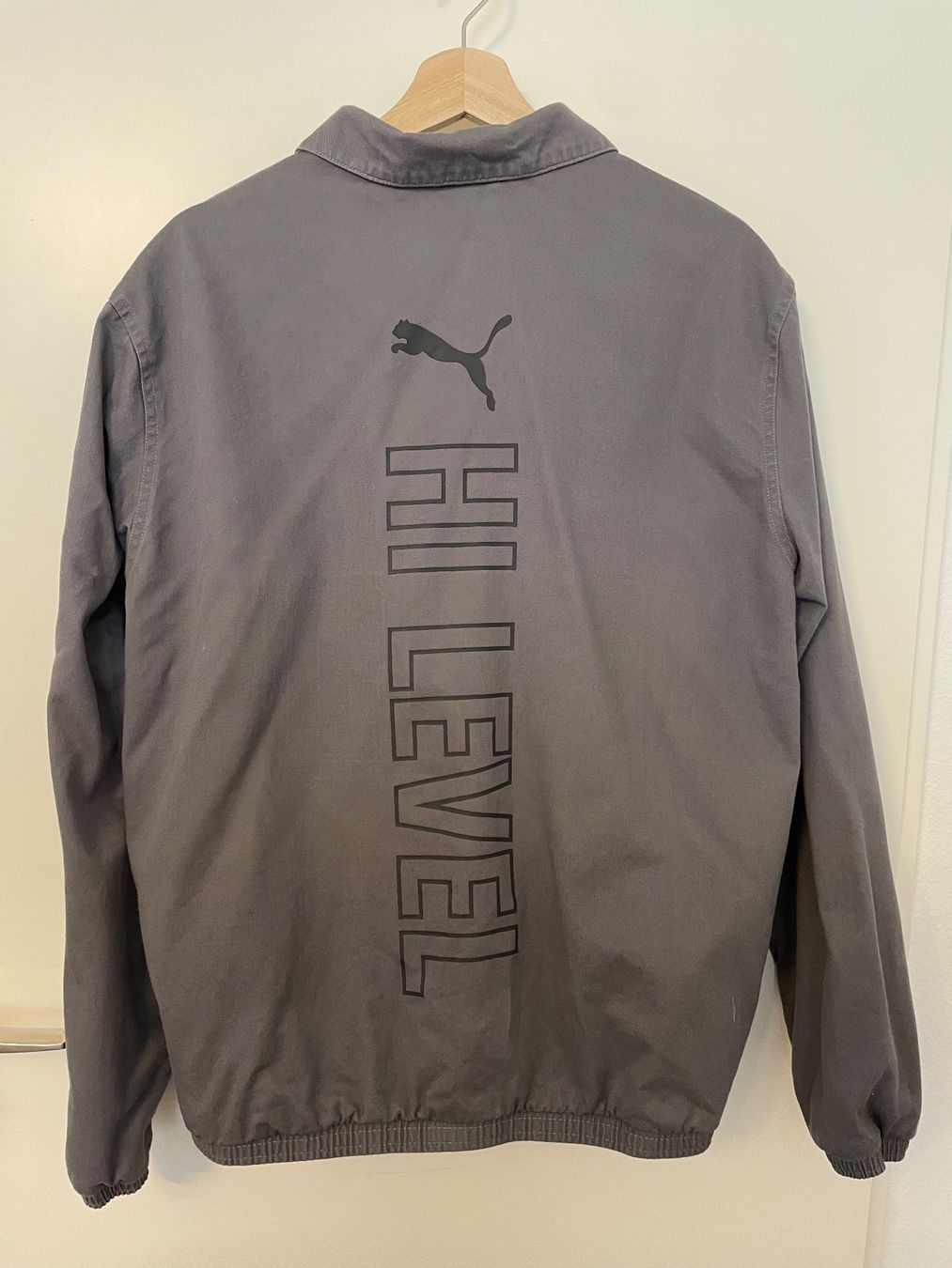 Puma Jacken: Button Jacket Puma x Cordae Hi-Level, Gr. M – Neu (gemäss Beschreibung) aus Baden von  1