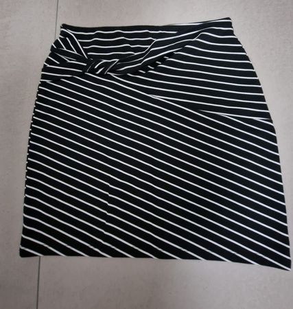 Jupe crayon rayée noire et blanche, taille 38, été