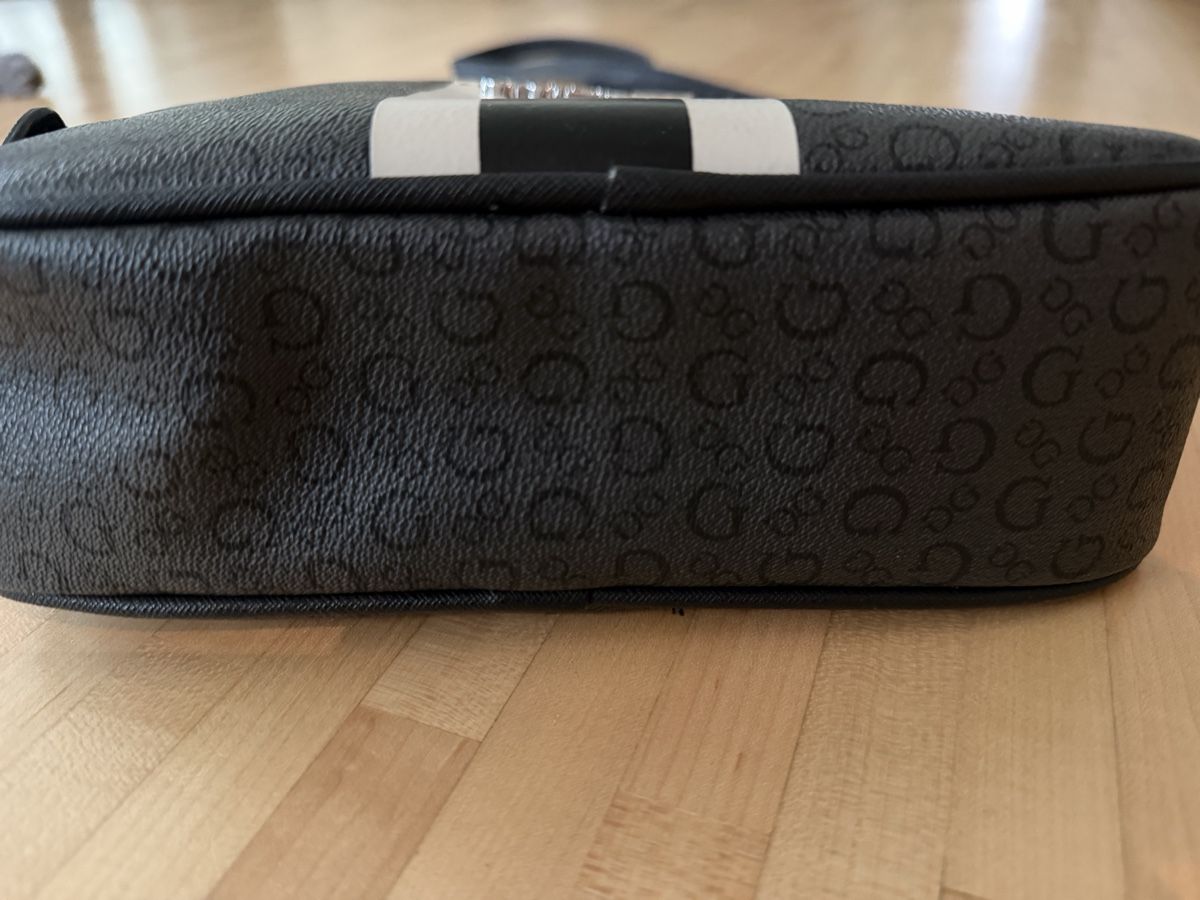 Guess Taschen: Guess Umhängetasche 4G Line – Gebraucht aus Baar von Fashionlover97 2
