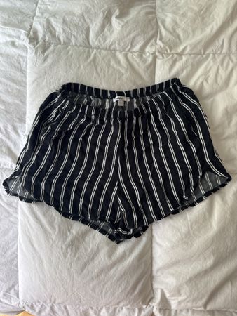 Short Subdued rayé noir et blanc, taille M, parfait!
