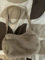 Sac en fausse fourrure beige à bandoulière