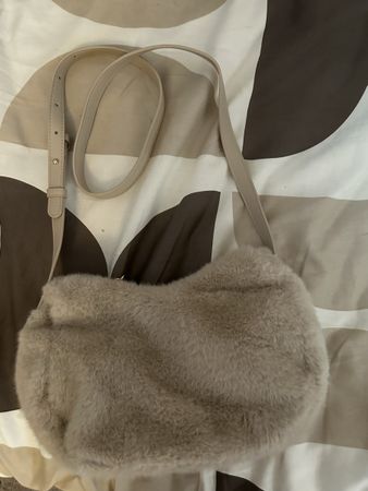 Sac en fausse fourrure beige à bandoulière