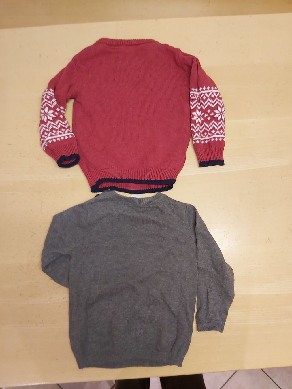 Pullover & Sweatshirts: Pullover Rot & Grau Gr.80 – Gebraucht aus Disentis/Mustér von epa_862v 1