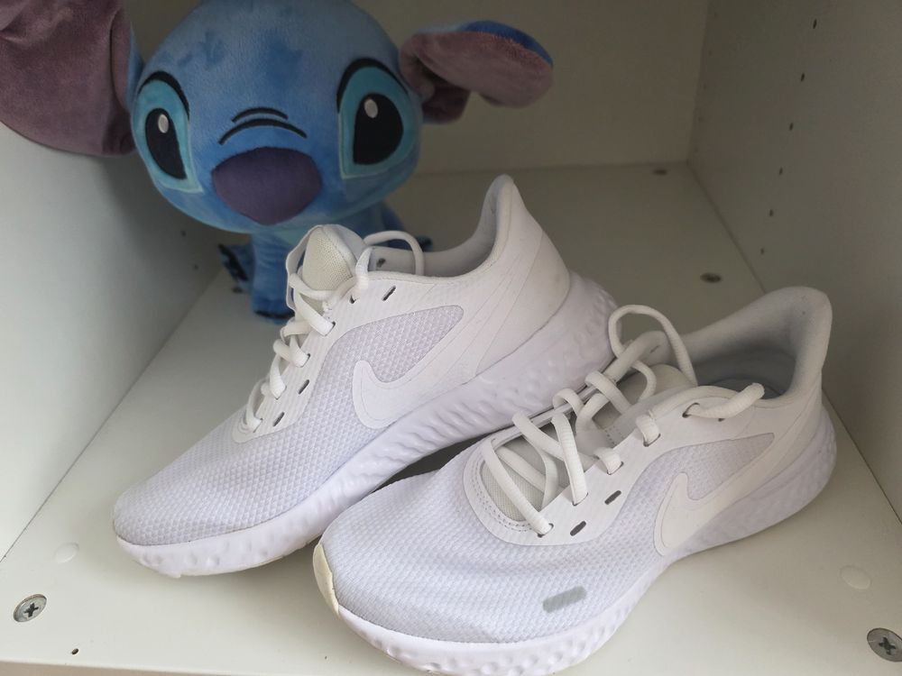 Nike Chaussures hommes: Nike Revolution 5, weisse Turnschuhe, Grösse 38.5👟🏃‍♀️🏃 – D'occasion à Dättwil AG par Njo_x88j 1