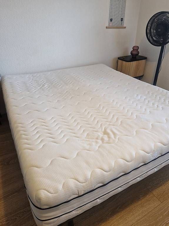 Lits: Double mattress & bed frame - Doppelbett & Lattenrost – D'occasion à Zürich par ari_6d2y