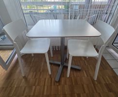 Tisch und 2 Stühle