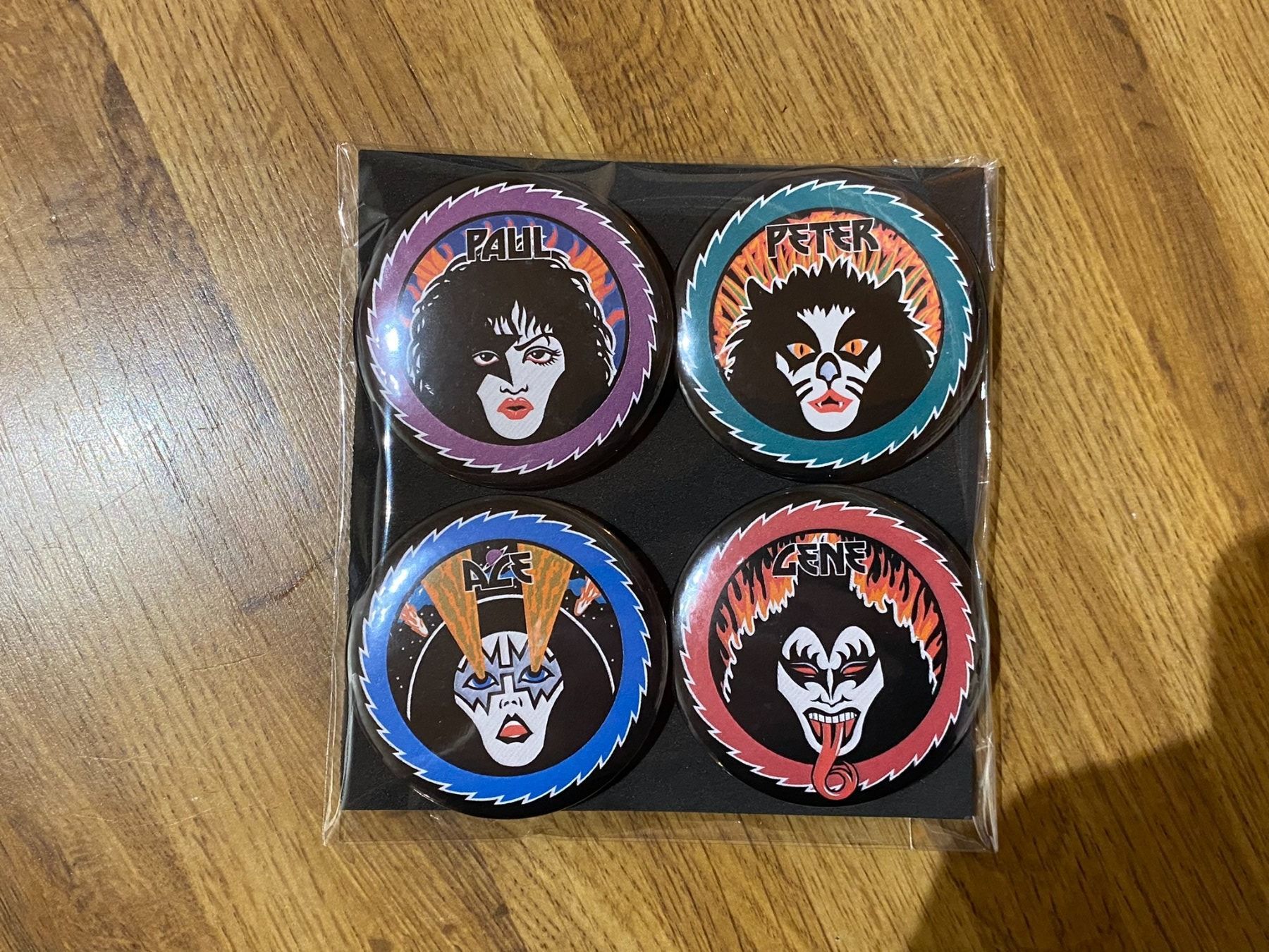 Placchette & Badge: Kiss Faces Ansteck Badges – Nuovo (secondo la descrizione) da Basel venduto da FatCatPacksTheRatt